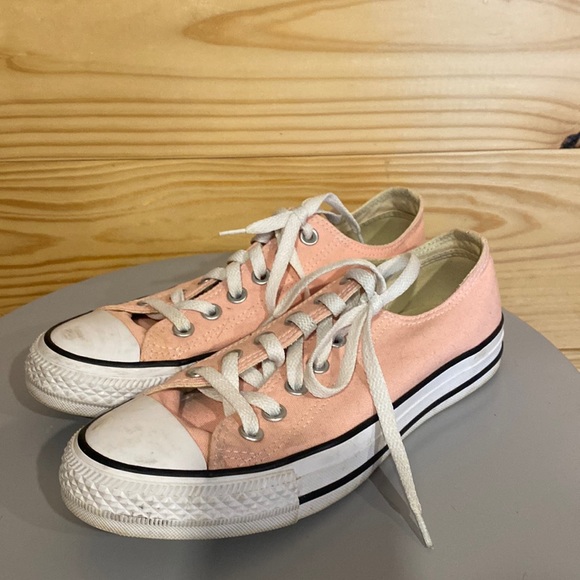 Converse Shoes - Pink low top converse